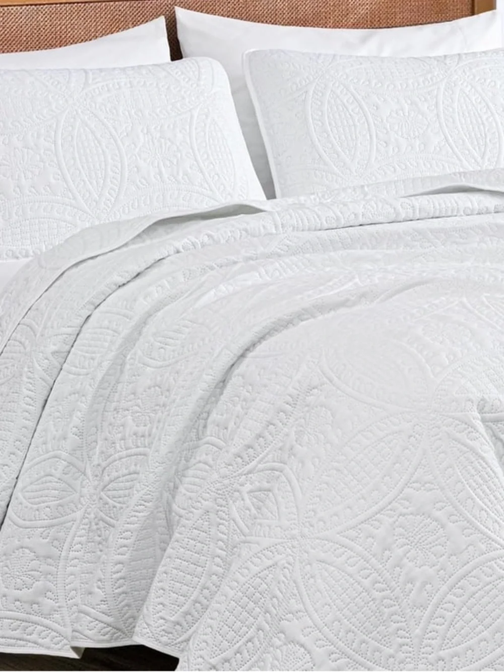 White Quilted queen 3 piece Bedspread Set